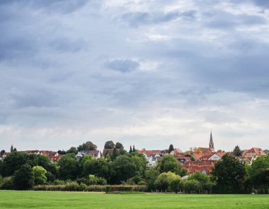 Freiberg am Neckar On the Sunset. Baden Wurttemberg, Almanya, Avrupa 'da küçük bir Avrupa kasabası. Nekar Nehri, Güneybatı Almanya,