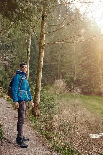 Ένας Τουρίστας Σακίδιο Στέκεται Ένα Ορεινό Μονοπάτι Και Κοιτάζει Μέσα — Φωτογραφία Αρχείου