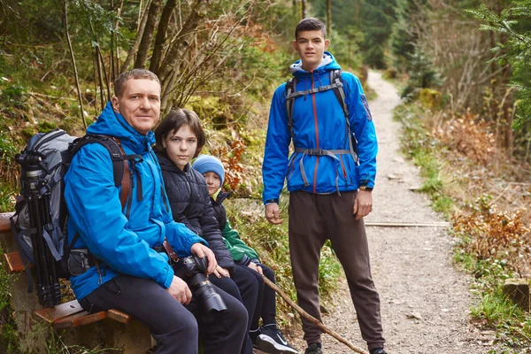 Família Com Três Filhos Descansando Nas Montanhas Viagens Caminhadas Com — Fotografia de Stock