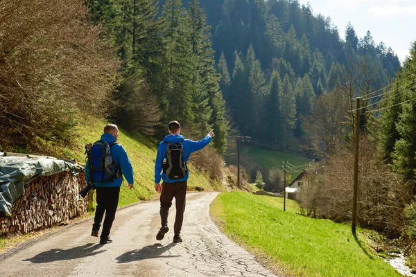 Dois Caminhantes Estão Nas Montanhas Natureza Primavera Livre Caminhadas Com — Fotografia de Stock