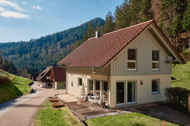 Bavyera Alpleri 'ndeki güzel dağ manzarasının panoramik manzarası. Arka planda Berchtesgaden köyü ve Watzmann kitlesi var. Ulusal Park Berchtesgadener Toprakları, Bavyera, Almanya