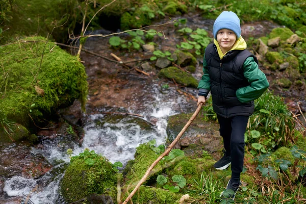 アルプスの山々を横断する子供たちのハイキング 子供たちはオーストリアの山で水で遊ぶ 春休み ハイキングコースの男の子 屋外の楽しみ 子供とのアクティブなレクリエーション — ストック写真