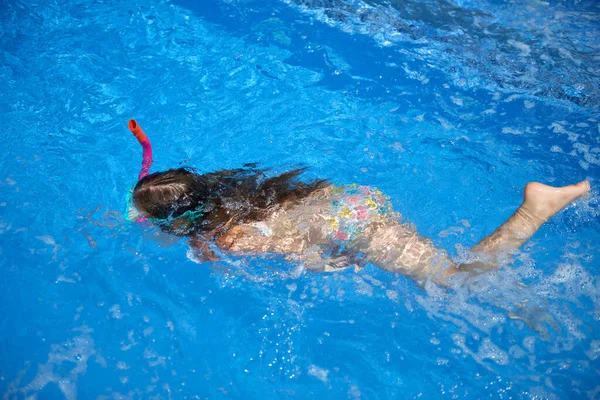 Маленькая Девочка Плавает Водой Бассейне Испании Маленькая Девочка Ловко Плавает — стоковое фото