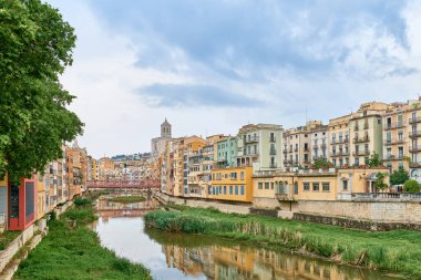 Eski Girona, Katalonya, İspanya ve Avrupa 'nın manzarası. Yaz seyahati.