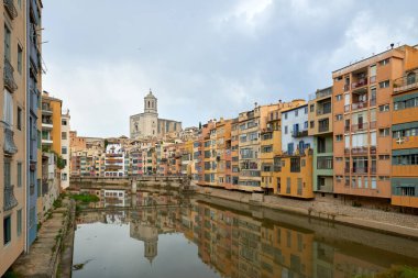 Eski Girona, Katalonya, İspanya ve Avrupa 'nın manzarası. Yaz seyahati.