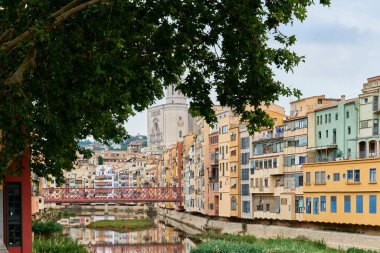 Eski Girona, Katalonya, İspanya ve Avrupa 'nın manzarası. Yaz seyahati.