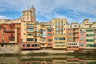 Eski Girona, Katalonya, İspanya ve Avrupa 'nın manzarası. Yaz seyahati.