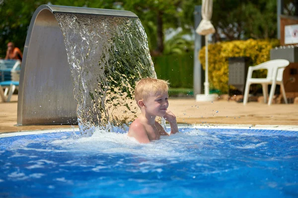 Young Boy Kid Child Eight Years Old Splashing Swimming Pool — Stock Photo, Image