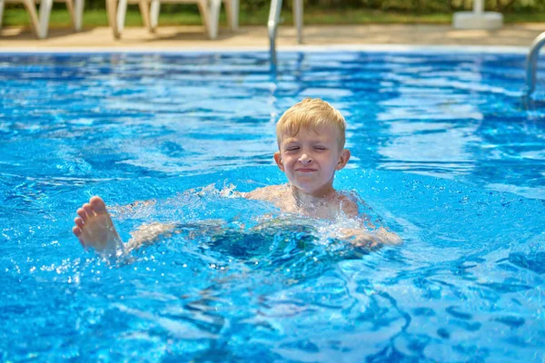 Young Boy Kid Child Eight Years Old Splashing Swimming Pool — Stock Photo, Image
