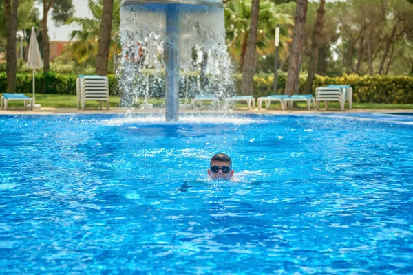 Entrenamiento Nadador Piscina Una Vista Aérea Hombre Sumergiéndose Una Piscina — Foto de Stock