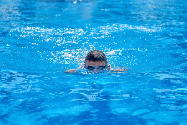 Entrenamiento Nadador Piscina Una Vista Aérea Hombre Sumergiéndose Una Piscina — Foto de Stock