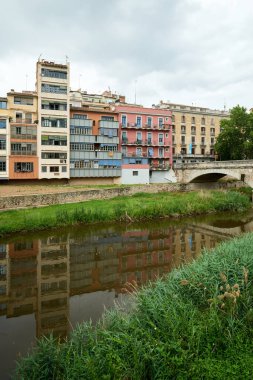 Eski Girona, Katalonya, İspanya ve Avrupa 'nın manzarası. Yaz seyahati.
