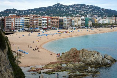 Renkli sarı ve turuncu evler ve Pont de Sant Agusti köprüsü Girona, Katalonya, İspanya 'daki Onyar su nehrine yansıdı. Arka planda Sant Feliu Kilisesi ve Saint Mary Katedrali. 