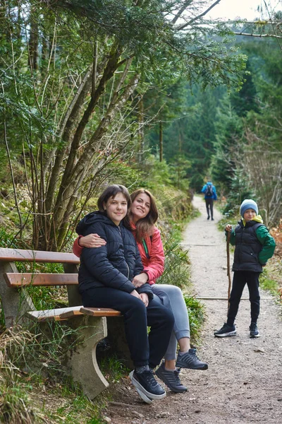 3人の子供が山で休んでいる家族 子供と一緒に旅行やハイキング — ストック写真