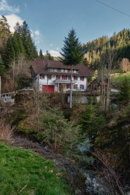 Bavyera Alpleri 'ndeki güzel dağ manzarasının panoramik manzarası. Arka planda Berchtesgaden köyü ve Watzmann kitlesi var. Ulusal Park Berchtesgadener Toprakları, Bavyera, Almanya