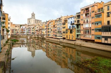 Eski Girona, Katalonya, İspanya ve Avrupa 'nın manzarası. Yaz seyahati.