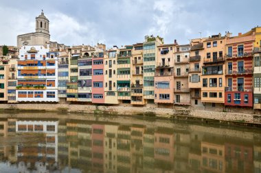 Eski Girona, Katalonya, İspanya ve Avrupa 'nın manzarası. Yaz seyahati.