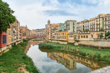 Eski Girona, Katalonya, İspanya ve Avrupa 'nın manzarası. Yaz seyahati.