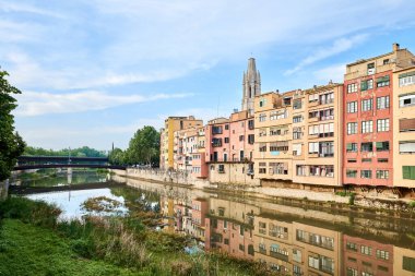 Eski Girona, Katalonya, İspanya ve Avrupa 'nın manzarası. Yaz seyahati.