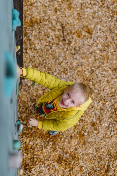Junge Ohne Helm Der Kletterwand Gefahr Der Kletterwand — Stockfoto