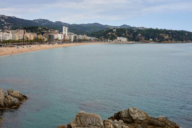 Renkli sarı ve turuncu evler ve Pont de Sant Agusti köprüsü Girona, Katalonya, İspanya 'daki Onyar su nehrine yansıdı. Arka planda Sant Feliu Kilisesi ve Saint Mary Katedrali. 