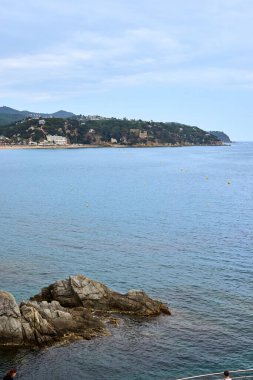 Renkli sarı ve turuncu evler ve Pont de Sant Agusti köprüsü Girona, Katalonya, İspanya 'daki Onyar su nehrine yansıdı. Arka planda Sant Feliu Kilisesi ve Saint Mary Katedrali. 