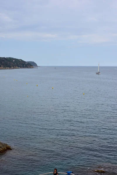 Renkli sarı ve turuncu evler ve Pont de Sant Agusti köprüsü Girona, Katalonya, İspanya 'daki Onyar su nehrine yansıdı. Arka planda Sant Feliu Kilisesi ve Saint Mary Katedrali. 