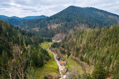 Bavyera Alpleri 'ndeki güzel dağ manzarasının panoramik manzarası. Arka planda Berchtesgaden köyü ve Watzmann kitlesi var. Ulusal Park Berchtesgadener Toprakları, Bavyera, Almanya
