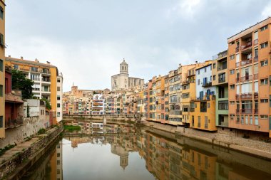 Eski Girona, Katalonya, İspanya ve Avrupa 'nın manzarası. Yaz seyahati.