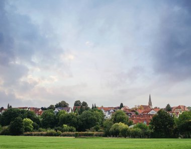 Freiberg am Neckar On the Sunset. Baden Wurttemberg, Almanya, Avrupa 'da küçük bir Avrupa kasabası. Nekar Nehri, Güneybatı Almanya,