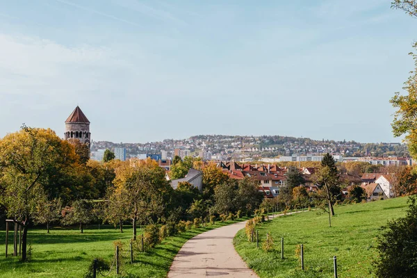 Almanya, Stuttgart panorama manzarası. Sonbaharda güzel evler, gökyüzü ve doğa manzarası. Stuttgart 'taki üzüm bağları - Almanya' nın güneyinde Neckar Vadisi manzaralı renkli şarap yetiştirme bölgesi