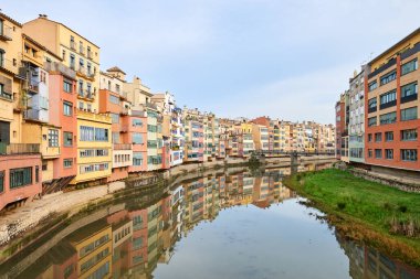 Eski Girona, Katalonya, İspanya ve Avrupa 'nın manzarası. Yaz seyahati.