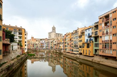 Eski Girona, Katalonya, İspanya ve Avrupa 'nın manzarası. Yaz seyahati.