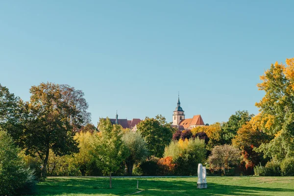 Sonbaharda bahçeli bir ev. Parktaki çiçekler. Bietigheim-Bissingen. Almanya, Avrupa. Autumn Park ve ev, hiç kimse, çalı ve çim