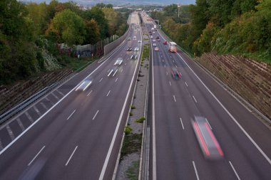 Düşük katlı özel evleri olan kentsel bir alanda kaldırımlar ve park edilmiş arabalar. Sonbahar ağaçlarının arasındaki banliyö evi. Büyük manikürlü çimler ve peyzaj. Banliyöde özel bir ev. Tatilde...