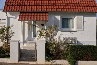 Varlıklı banliyö özel evi. Varlıklı banliyö yerleşim evlerinin bulunduğu sokak. Yeşil çimleri olan büyük, özel bir kır evi. Güneşli yaz günü ve mavi gökyüzü