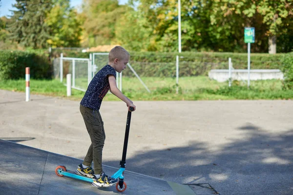 Kind Kick Scooter Het Park Kinderen Leren Rolschaatsen Kleine Jongen — Stockfoto