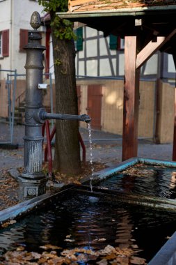 Meşhur eski Freiberg am Neckar kasabasındaki tarihi binalar. Almanya 'da eski belediye binasının saat kulesi. Almanya 'nın tarihi ortaçağ kasabasında renkli yarı keresteli evler. Güzel kartpostal görünümü