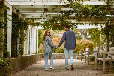 Genç Sevimli Kadın Hugs erkek. Sonbahar açık. Lovers Park'ta yürüyordunuz. Çekici komik çift. Ormandaki lovestory. Erkek ve kadın. Parkta şirin severler. Aile kavramı. Mutlu çift.