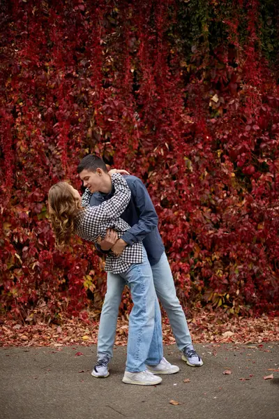 Jovem Bonito Feminino Abraços Namorado Outono Livre Amantes Caminhando Park Imagem De Stock