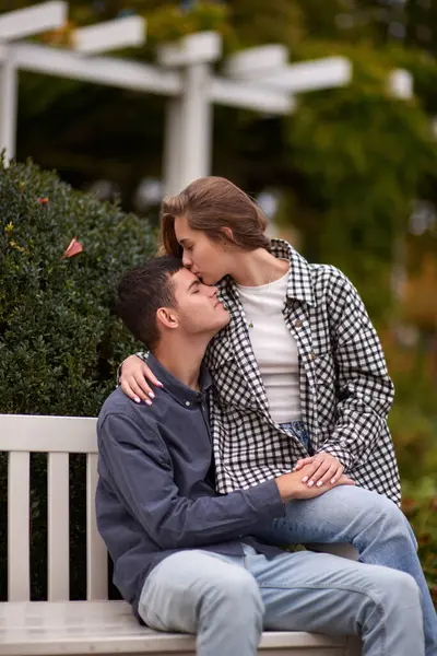 Pasangan Muda Yang Cantik Berciuman Luar Ruangan Musim Gugur Pasangan Stok Lukisan  