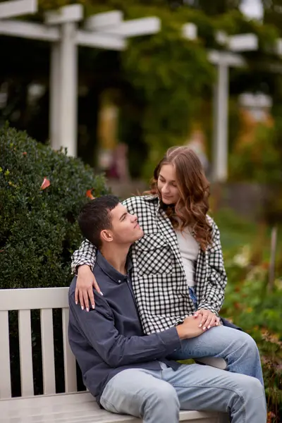 Pasangan Muda Yang Cantik Berciuman Luar Ruangan Musim Gugur Pasangan Stok Foto