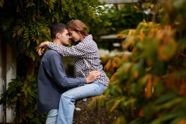 Genç Sevimli Kadın Hugs erkek. Sonbahar açık. Lovers Park'ta yürüyordunuz. Çekici komik çift. Ormandaki lovestory. Erkek ve kadın. Parkta şirin severler. Aile kavramı. Mutlu çift.