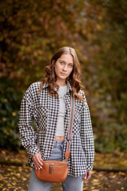 Sonbahar Zarafeti: Sıcak Tonları olan bir kız, günlük stil, ve bir Park Stroll. ashion trendleri, sonbahar stili, günlük zarafet, açık hava modası, modaya uygun aksesuarlar, park yaşam tarzı, rahat titreşimler, mevsimsel sıcaklık