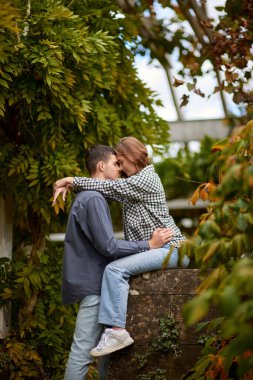 Genç Sevimli Kadın Hugs erkek. Sonbahar açık. Lovers Park'ta yürüyordunuz. Çekici komik çift. Ormandaki lovestory. Erkek ve kadın. Parkta şirin severler. Aile kavramı. Mutlu çift.