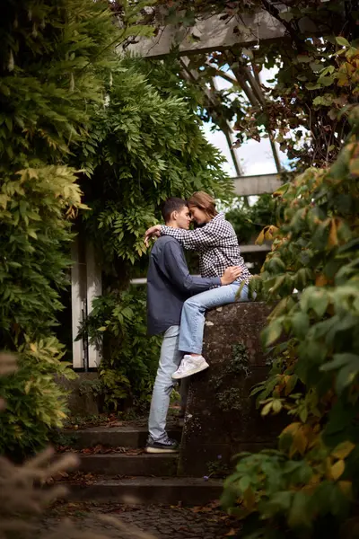 Genç Sevimli Kadın Hugs erkek. Sonbahar açık. Lovers Park'ta yürüyordunuz. Çekici komik çift. Ormandaki lovestory. Erkek ve kadın. Parkta şirin severler. Aile kavramı. Mutlu çift.