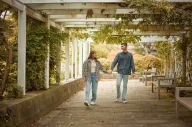 Genç Sevimli Kadın Hugs erkek. Sonbahar açık. Lovers Park'ta yürüyordunuz. Çekici komik çift. Ormandaki lovestory. Erkek ve kadın. Parkta şirin severler. Aile kavramı. Mutlu çift.