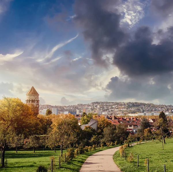 Almanya, Stuttgart panorama manzarası. Sonbaharda güzel evler, gökyüzü ve doğa manzarası. Stuttgart 'taki üzüm bağları - Almanya' nın güneyinde Neckar Vadisi manzaralı renkli şarap yetiştirme bölgesi