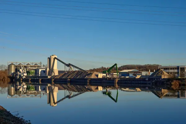 Riverside Malat Merkezi Çevre Dostu Teknoloji Yapım Nehir Kenarındaki Riverside Stok Resim