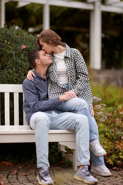 Schönes Junges Paar Das Sich Herbst Freien Küsst Liebendes Paar Stockbild